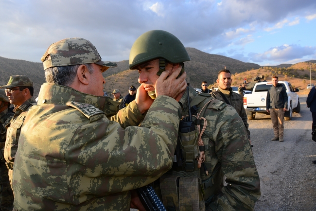 Komutanlar, Şemdinli'de 8 şehidin verildiği bölgeyi inceledi