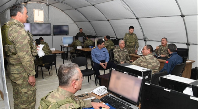 Genelkurmay Başkanı Akar Suriye sınırında