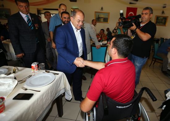 Sağlık Bakanı Akdağ, gazilerle bir araya geldi