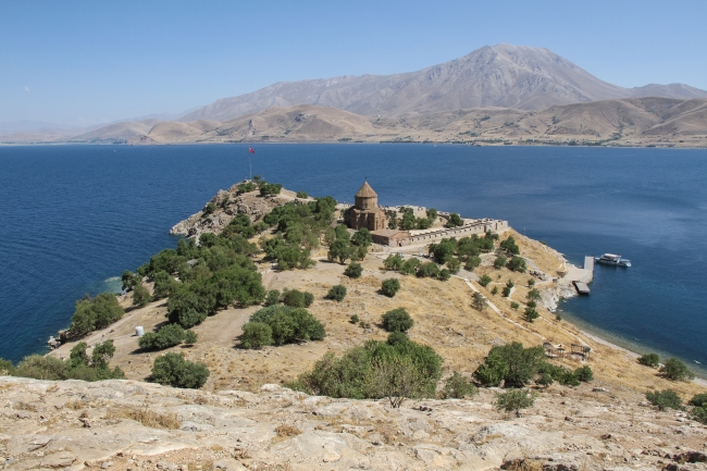 Van Akdamar Kilisesi tatlı suya kavuşuyor