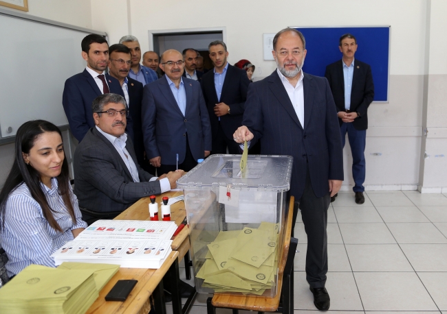 Siyasiler de sandık başına gitti