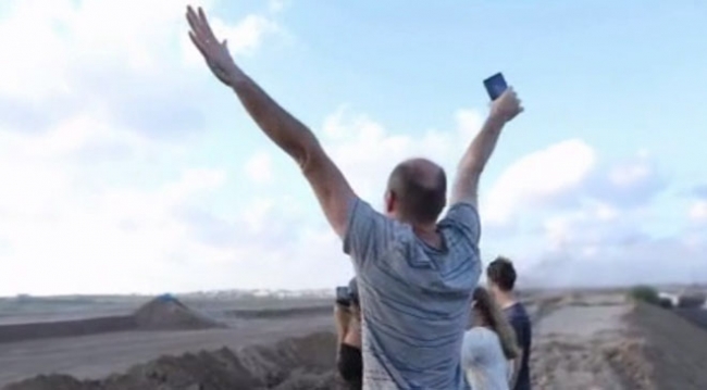 İsrailli aktivistler Gazze sınırında Filistin bayrağı taşıdı