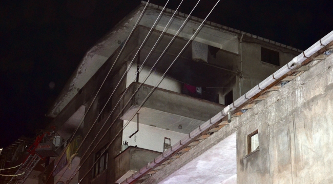 Takım elbiseyle dumanlar arasında bebek aradı