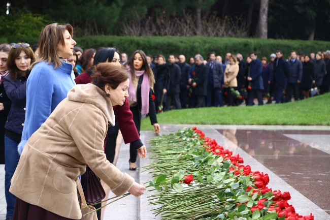 Azerbaycan'ın milli lideri Haydar Aliyev 14. ölüm yıl dönümünde anıldı