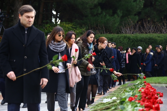 Azerbaycan'ın milli lideri Haydar Aliyev 14. ölüm yıl dönümünde anıldı