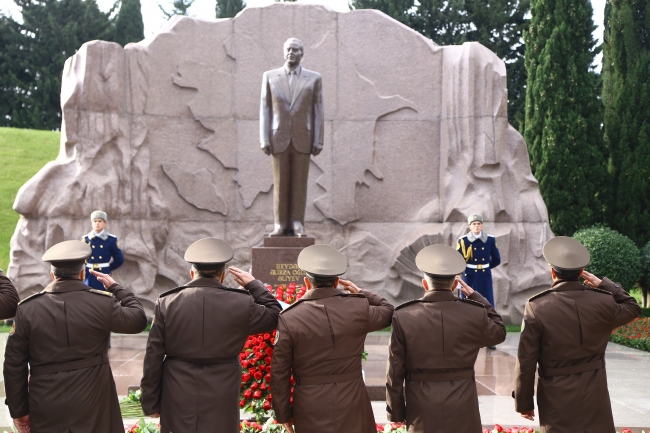 Azerbaycan'ın milli lideri Haydar Aliyev 14. ölüm yıl dönümünde anıldı