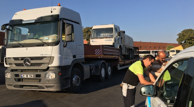 Alkollü tır sürücüsü yolun ortasında uyuyakaldı