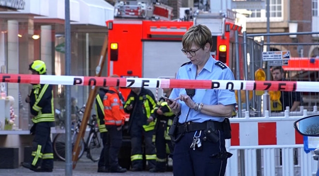 Almanya'da bir araç kalabalığa daldı