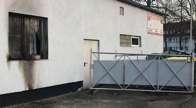 Almanya'da bir günde 3 camiye saldırı