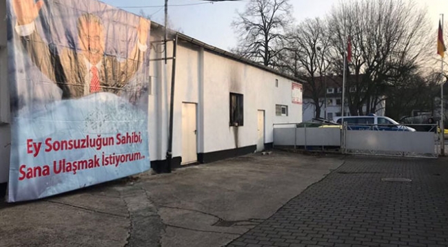 Almanya'da bir günde 3 camiye saldırı
