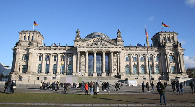 Terör örgütü yandaşları Alman Meclisi'nin önünde çadır açtı
