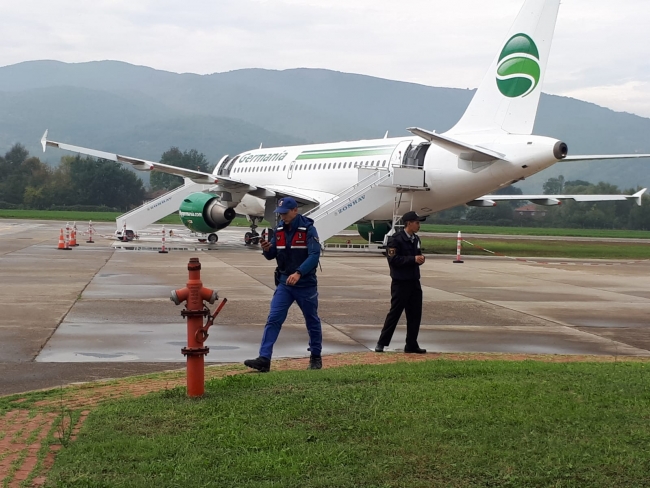 Zonguldak'ta yolcu uçağının tekerleği çamura saplandı