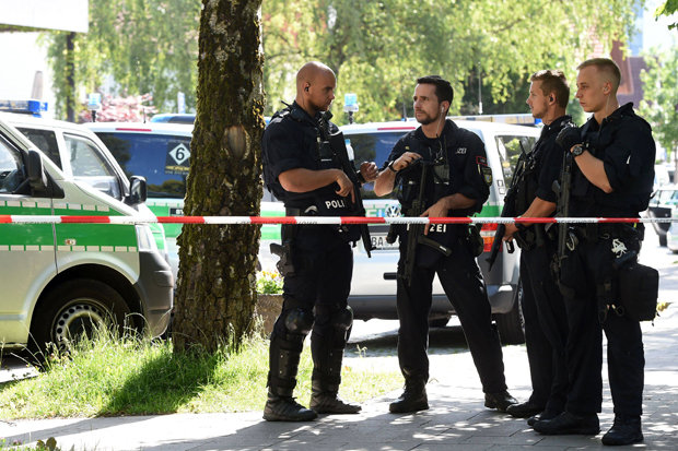 Silahlı saldırgan Münih'te dehşet saçtı
