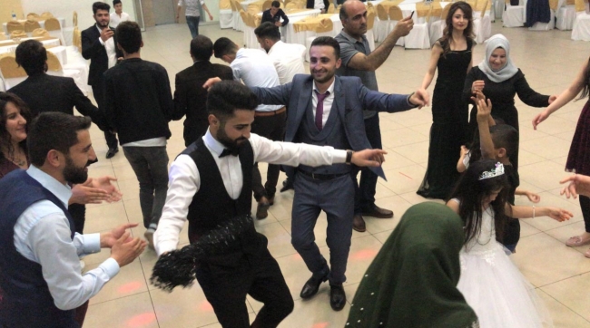 Gelin, düğününe telefonla katıldı