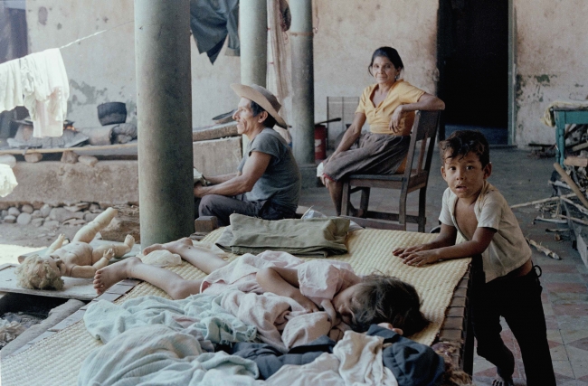 28 Mart 1982'de El Salvadorlu bir aile (Fotoğraf: AP)