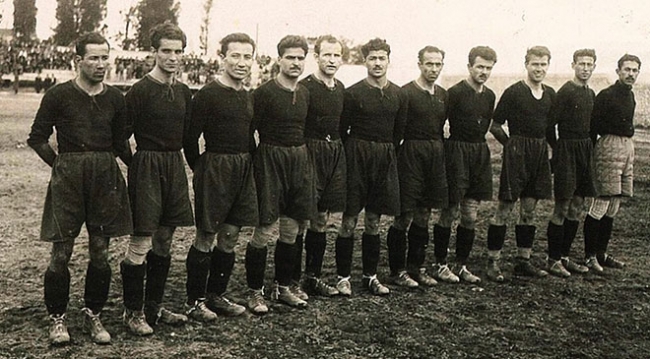 İzmir futbolunun simge ismi Sait Altınordu'nun hatıraları eşiyle yaşıyor