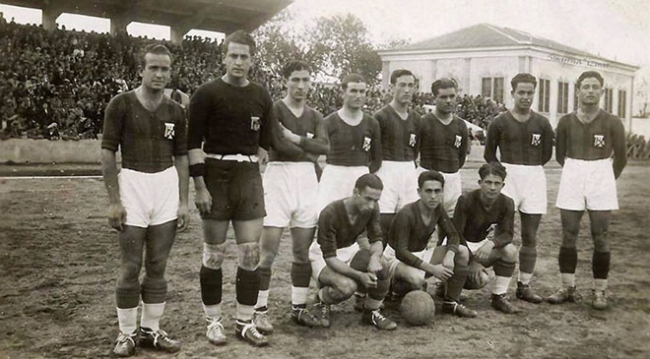 İzmir futbolunun simge ismi Sait Altınordu'nun hatıraları eşiyle yaşıyor