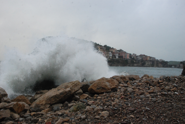 Amasra’da etkili olan fırtınada gemiler limana sığındı