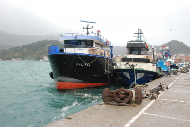 Amasra’da etkili olan fırtınada gemiler limana sığındı