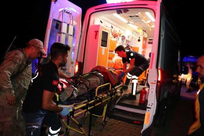 Turist kafilesini taşıyan minibüs şarampole yuvarlandı: 16 yaralı