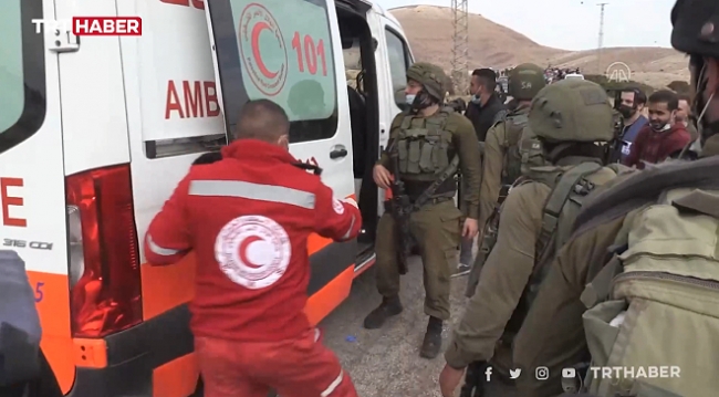 İsrail askerleri, yaralı Filistinliyi ambulanstan almaya çalıştı