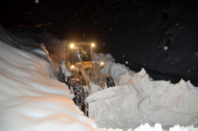 Köyde mahsur kalan hasta için ekipler seferber oldu