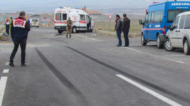 Ambulansla otomobil çarpıştı: 2 ölü, 5 yaralı