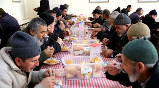 ’'Askıda yemek’’ ile her gün yüzlerce kişinin karnı doyuyor