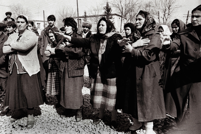 1991'in son günlerinde Hocalı'yı ablukaya alarak aylar süren saldırılarını, 1992'nin 25 Şubat'ında yoğunlaştıran Ermenilerin katlettiği vatandaşlar için Ağdam Camii'nde tören düzenlenmişti. Fotoğraf: AA (Arşiv)