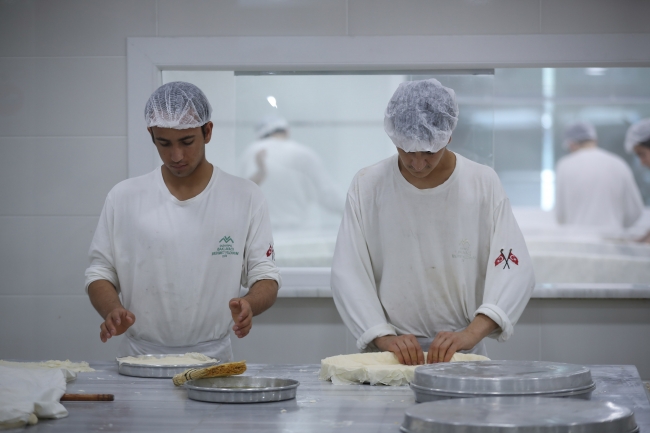 Pandemi kurallarının azalması ve bayram yoğunluğu tatlı üreticilerinin yüzünü güldürdü. Foto: AA