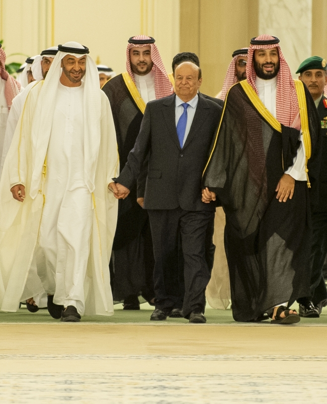 Yemen Cumhurbaşkanı Abdurabbu Mansur Hadi (ortada), Suudi Arabistan Veliaht Prensi Muhammed bin Selman (sağda) ve Abu Dabi Veliaht Prensi Şeyh Muhammed bin Zayid Al Nahyan'ın (solda). Fotoğraf: AA