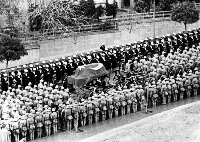 21 Kasım 1938'de Mustafa Kemal Atatürk'ün cenazesi Etnoğrafya Müzesi'ne nakledilirken kortej Talat Paşa Bulvarı'ndan geçiyor. / Fotoğraf: AA