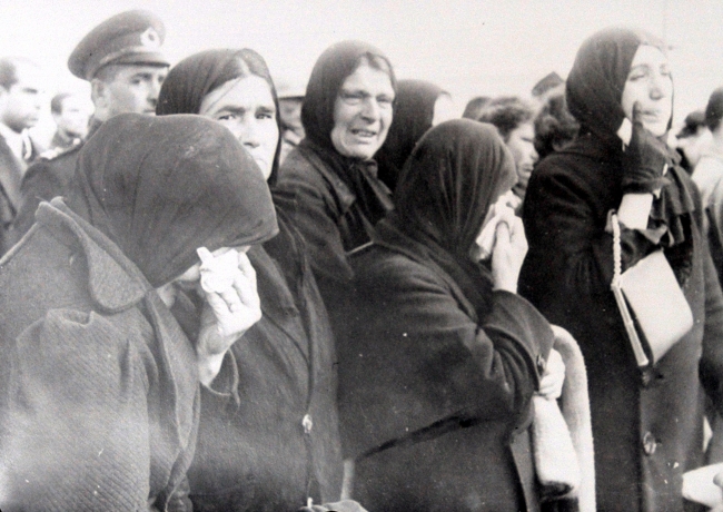 16 Kasım 1938'de Mustafa Kemal Atatürk'ün ölüm haberi üzerine Dolmabahçe Sarayı'na son görev için gelen ve gözyaşlarını tutamayan kadınlar. / Fotoğraf: AA