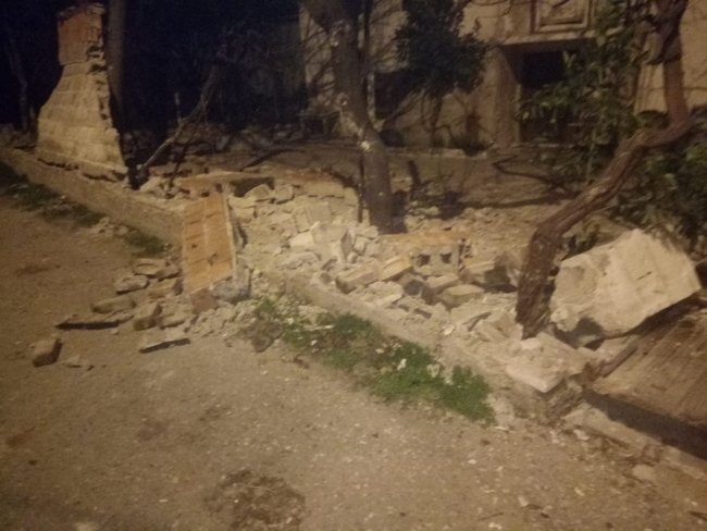Deprem nedeniyle Akhisar ilçesine bağlı Efendi Mahallesi'nde bazı evlerde hasar oluştu. Fotoğraf: AA