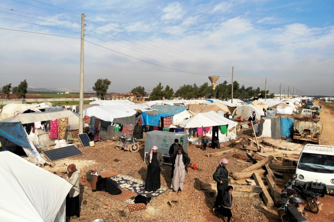 Esed rejimi ve destekçilerinin saldırılarından kaçan siviller kötü koşullarda yaşamlarını sürdürüyor. | Fotoğraf: AA
