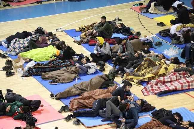 Depremden etkilenen vatandaşlar spor salonuna sığındı