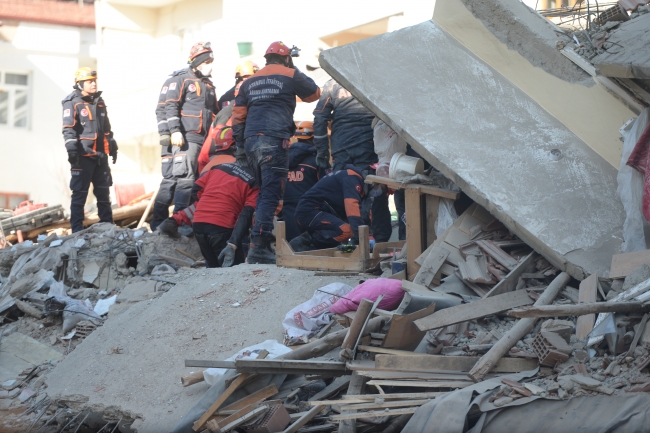Mustafa Paşa Mahallesi'nde yıkılan binada arama kurtarma çalışması sona erdi