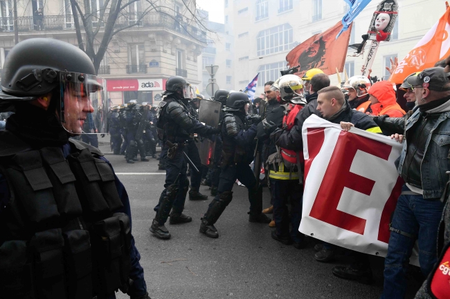 Fransa'da göstericilerle polis karşı karşıya