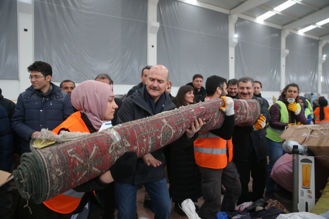 İçişleri Bakanı Süleyman Soylu ve Sağlık Bakanı Fahrettin Koca, Elazığ'da AFAD dağıtım deposunu ziyaret ederek çalışmalara katılmıştı. Fotoğraf: AA