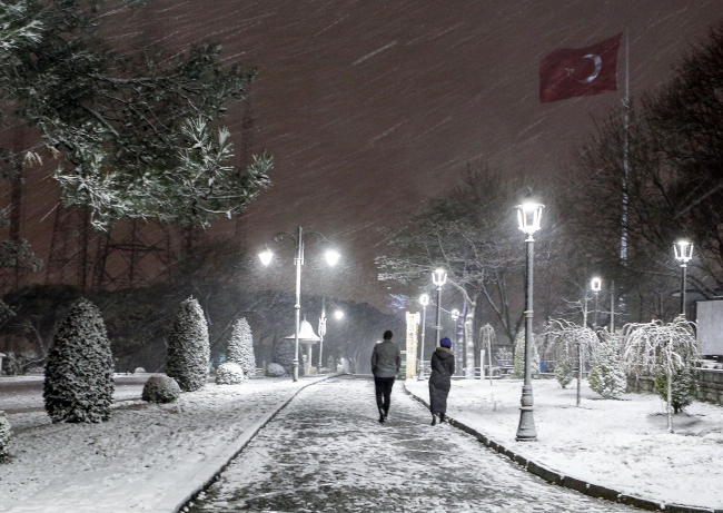 İstanbul'da beklenen kar etkisini gösterdi