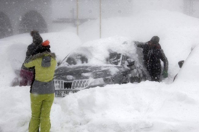 Uludağ'da kar kalınlığı 1,5 metreye ulaştı