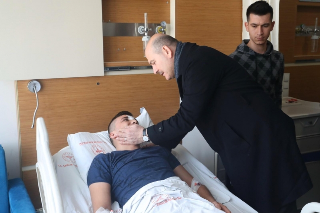 Bakan Soylu'dan yaralı askerlere moral ziyareti