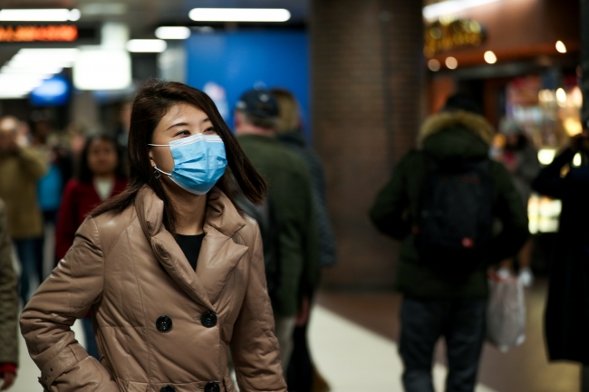 Metrolarda insanlar koronavirüse karşı maske ile seyahat ediyor - Fotoğraf: AA