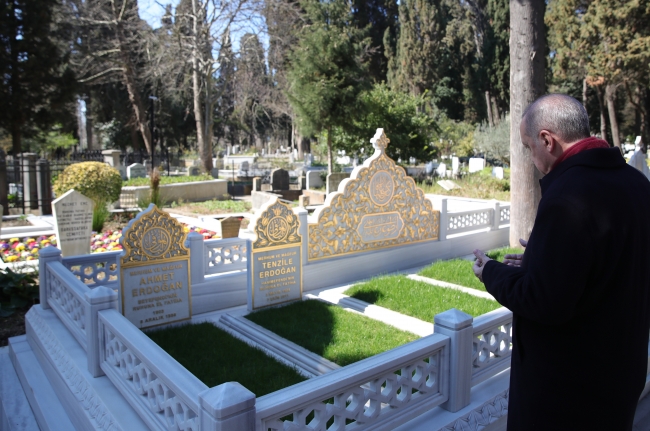 Karacaahmet Mezarlığına giden Cumhurbaşkanı Erdoğan, annesi Tenzile ve babası Ahmet Erdoğan'ın kabirlerini ziyaret ederek, dua okudu. - Fotoğraf: AA