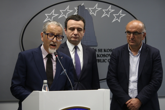  Kosova Sağlık Bakanı Arben Vitia ve Başbakan Albin Kurti alınan tedbirleri açıkladı. Fotoğraf: AA