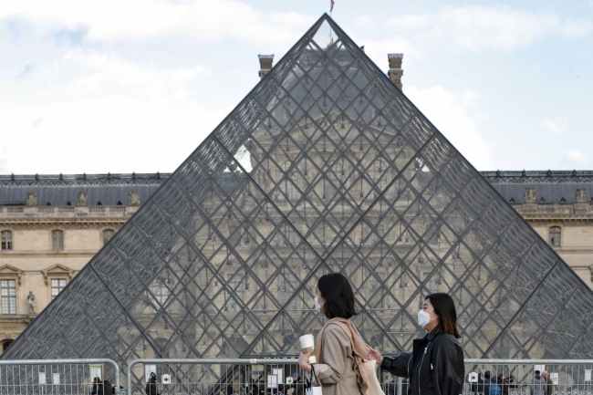 Koronavirüsün vurduğu Fransa'da sokaklar boş kaldı. Tarihi yerler kapatıldı. Fotoğraf: AA