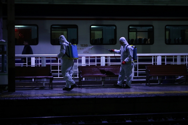 'Koronavirüs timleri' toplu taşıma alanlarını da ilaçlıyor. Fotoğraf: AA