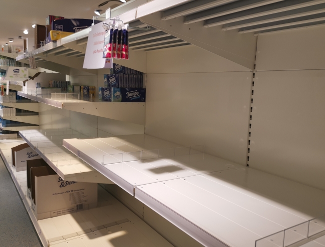 Koronavirüs vakalarının görülmesinin ardından Almanya'da vatandaşlar marketlere akın etti. Fotoğraf:AA