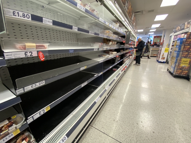 Avrupa'da market rafları tamamen boşaldı. Fotoğraf: AA