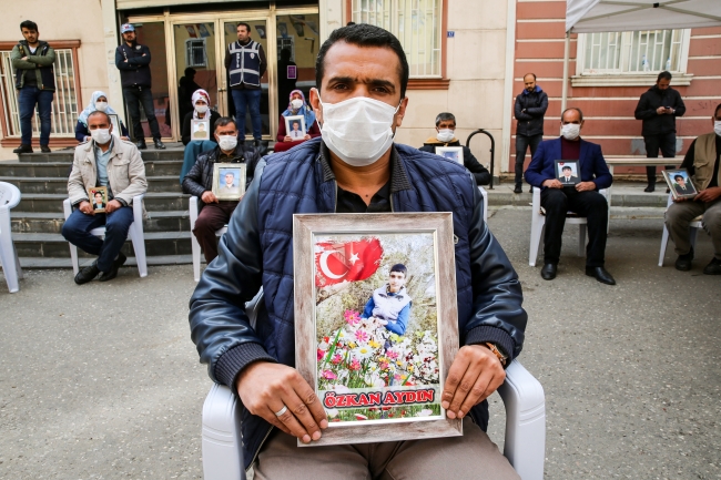 5 yıl önce 15 yaşındayken dağa kaçırılan oğlu Özkan Aydın için oturma eyleminde yer alan baba Süleyman Aydın, evladına kavuşma ümidiyle nöbetini sürdürüyor.